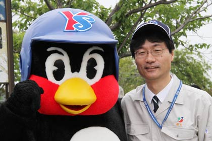  2011年5月、初めて燕市へ飛来して田んぼアートの田植えに参加したときのつば九郎が鈴木市長とのツーショット