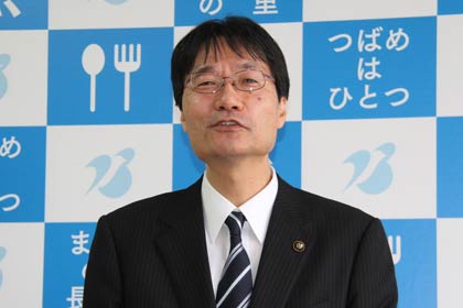 定例記者会見を行う鈴木燕市長