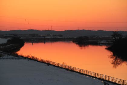31日夕方、蒲原大堰から信濃川上流側は空も川面も真っ赤に