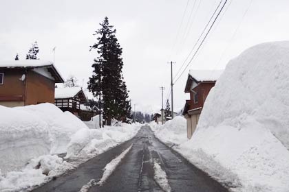 会場となる牛野尾谷地区の積雪、よってげ邸付近