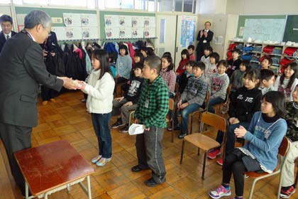  三条市から大面小4年生にエコクラス認定証を交付