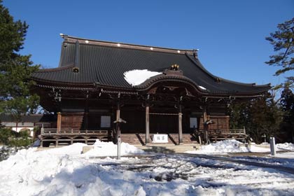 「節分」の3日、節分会と鬼踊りが行われる本成寺