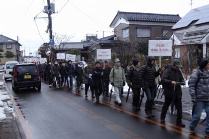 建設中の第一中学校区小中一体校に通う児童の安全な登下校を考えようと「小中一体校の問題を考える会」が行った「雪道通学実地検証」