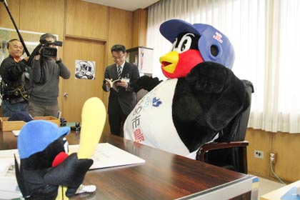市長室のいすでふんぞり返るつば九郎
