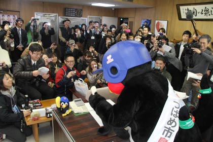 市長室はつば九郎ファンがぎっしりで見たこともないようなすし詰め状態