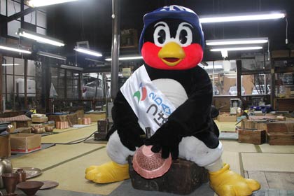 玉川堂で鎚起銅器の制作を体験するつば九郎
