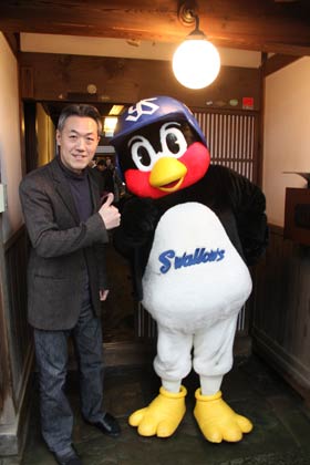 玉川堂で玄関で玉川社長と 