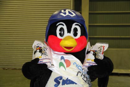 JA越後中央吉田カントリーエレベーターで両手に「つば九郎米」のつば九郎