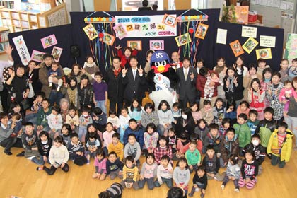 こどもの森を訪れてみんなで記念写真のつば九郎