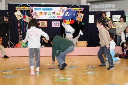 つばめっ子かるたのかるた大会をサポートするつば九郎
