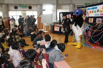 つば九郎登場に子どもたちはかぶりつき