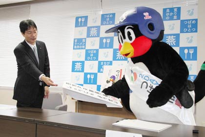  2日の共同記者会見で鈴木市長から燕市PR隊鳥（長）への就任要請を受けるつば九郎