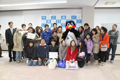 ファンと一緒に記念写真