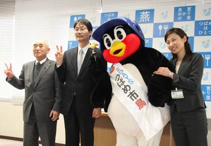  本多市議会副議長も美人秘書も一緒に記念写真で、にん