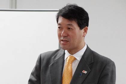 冒頭であいさつする泉田知事