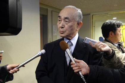 4日開かれた「救急救命センター及び併設病院のあり方会議」の「第11回知事・市長村長・医療関係者合同会議」で途中退席し、記者の質問に答える小池加茂市長