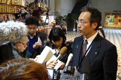 閉会後、インタビューにこたえる国定三条市長