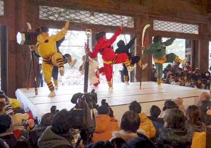 ことしも「節分」の3日、三条市・法華宗総本山本成寺で行われた鬼踊りに3.5万人の人出