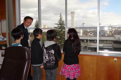 市長室から外の風景を眺める