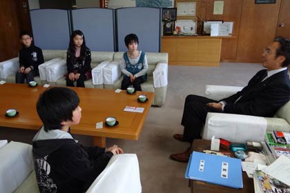 国定市長から三条市に避難している人たちの状況を真剣な表情で聞く5年生