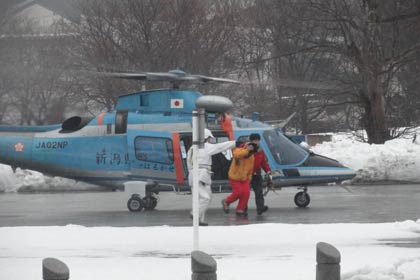  遭難者を乗せて三条機械スタジアム駐車場に着陸した県警ヘリ（読者提供写真）