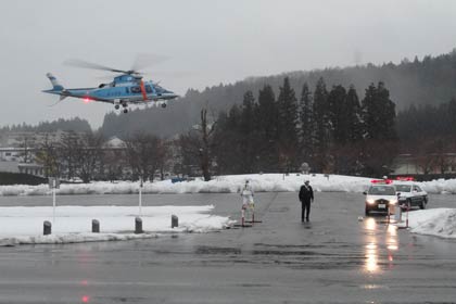  遭難者を乗せて三条総合グラウンド駐車場に着陸した県警ヘリ（読者提供写真）