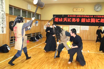 分水商工会青年部が鬼を出前して燕中学校剣道部で豆まき
