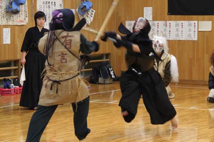 鬼と剣道部員がガチンコ剣道対決