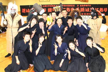 鬼と剣道部員で記念写真
