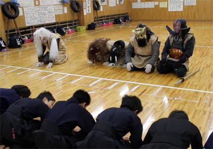 鬼は「まいりました」、剣道部員は「ありがとうございました」と互いに頭を下げる