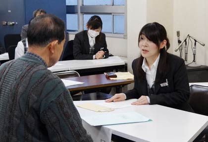 6日、三條信用組合で行われた特殊詐欺抑止のための全国一斉「声掛け訓練」