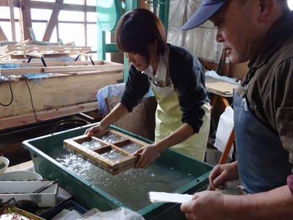 「いい湯らてい」の入館者を対象にした大谷地和紙紙漉き見学と体験