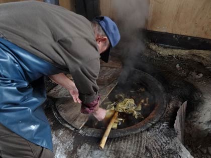 材料のコウゾを煮る