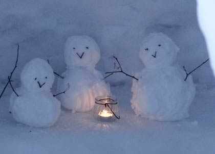  若女将が作った3つの雪だるまが並ぶ