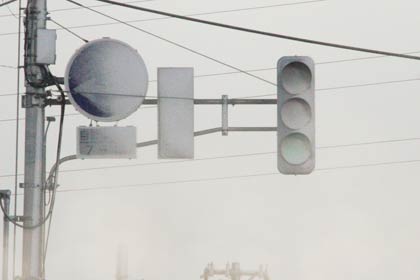 8日朝、横なぐりの雪で着雪してどの色のランプがついているのかわかりにくくなった石上交差点の信号機
