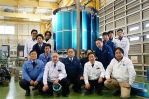 第1回国際風力発電展「WIND EXPO 2013」に出展する試作品と「E-Cubic研究開発共同体」のメンバー