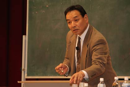 「三条まんま塾」の「食と農で元気アップ講座～食品の裏側～」で基調講演を行う安部司さん