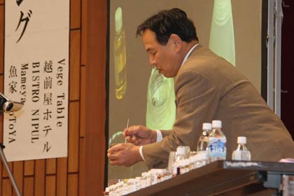 小瓶に入った添加物を調合して食品に生まれ変わるプロセスを再現