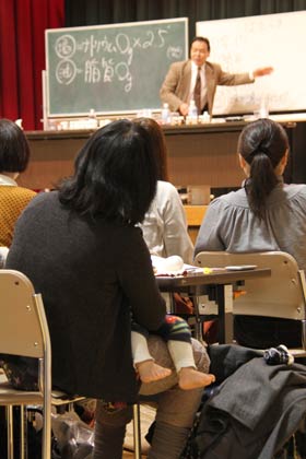 安部さんの話に聞き入る