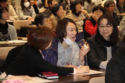 安部さんが調合して生まれた食品が店舗で売られている食品と変わらないことに驚く