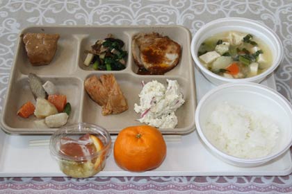 バイキングでプレートに取り分けた地産地消にこだわった料理