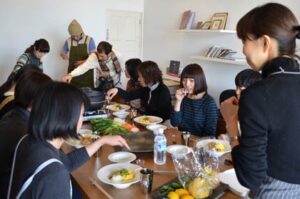9、10の2日間、IID世田谷ものづくり学校で開かれている「三条のものづくりぐるっと体験フェスティバル」で9日の「最高の道具で、最高のプレートランチを作ろう！」のようす
