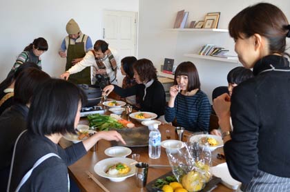 9、10の2日間、IID世田谷ものづくり学校で開かれている「三条のものづくりぐるっと体験フェスティバル」で9日の「最高の道具で、最高のプレートランチを作ろう！」のようす