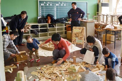  「きって、けずって、木琴を作ろう！」、国定市長(左上)も見学