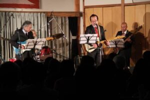 中川ひろたかさんと下畑薫さんのユニット「下中商会」が新潟市の保育園でライブ、約80人が来場してエレキサウンドを満喫