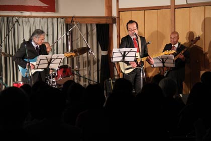 新通保育園で行われた「下中商会」のライブ