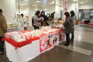 燕三条ウイングで開かれている「越後つばめ天神講菓子展」