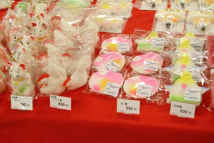 春にふさわしい暖かみのある色合いの天神講菓子が並ぶ