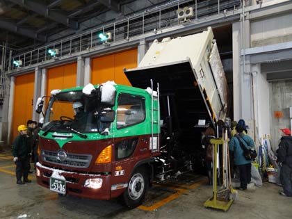 震災がれきの木くずの本焼却を始めた三条市清掃センター、ピットに受け入れた木くずを投入