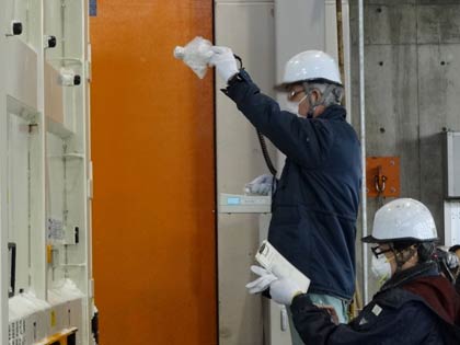 搬入したトラックの空間線量を測定